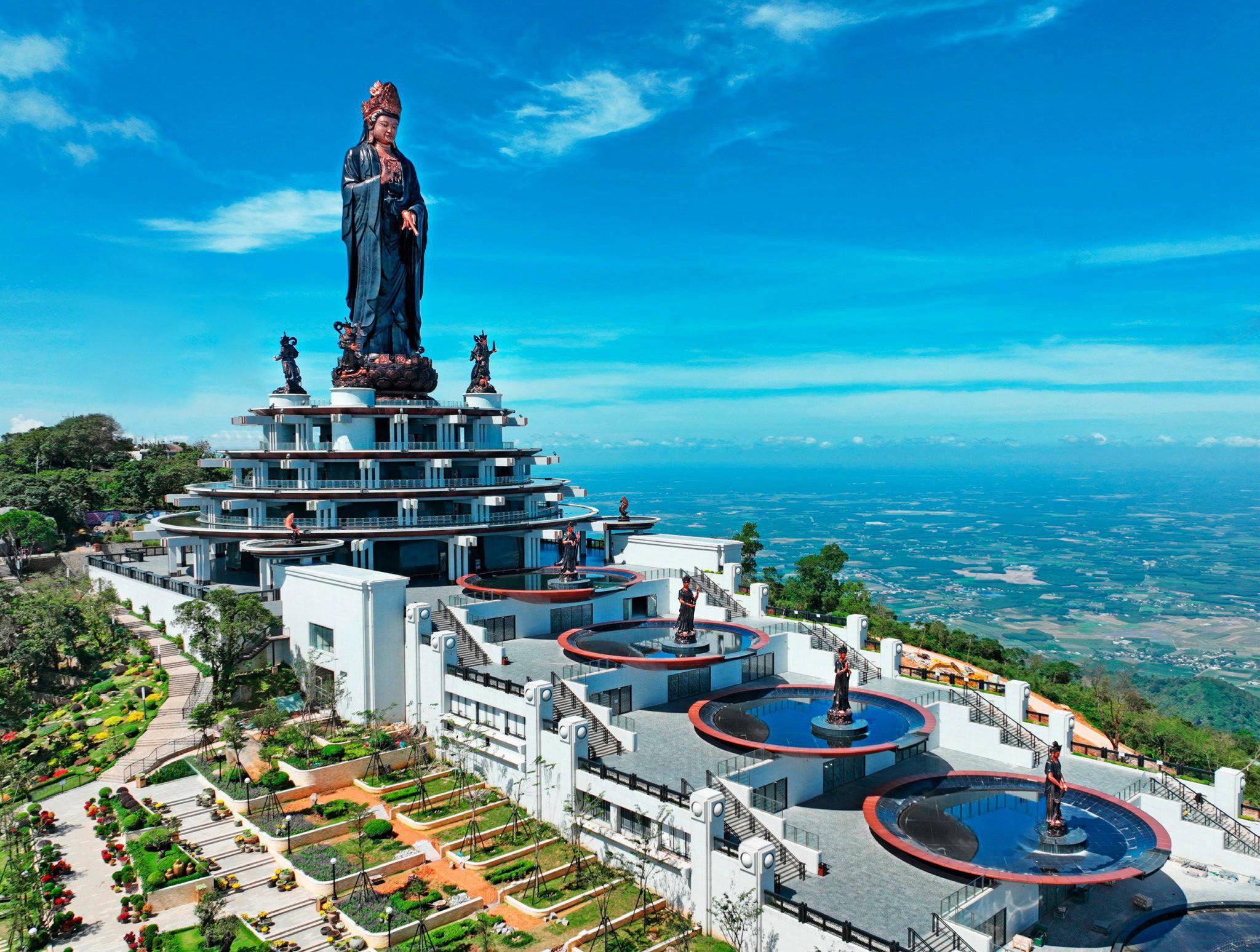 Khám phá vẻ đẹp huyền thoại Núi Bà Đen qua góc nhìn tài xế